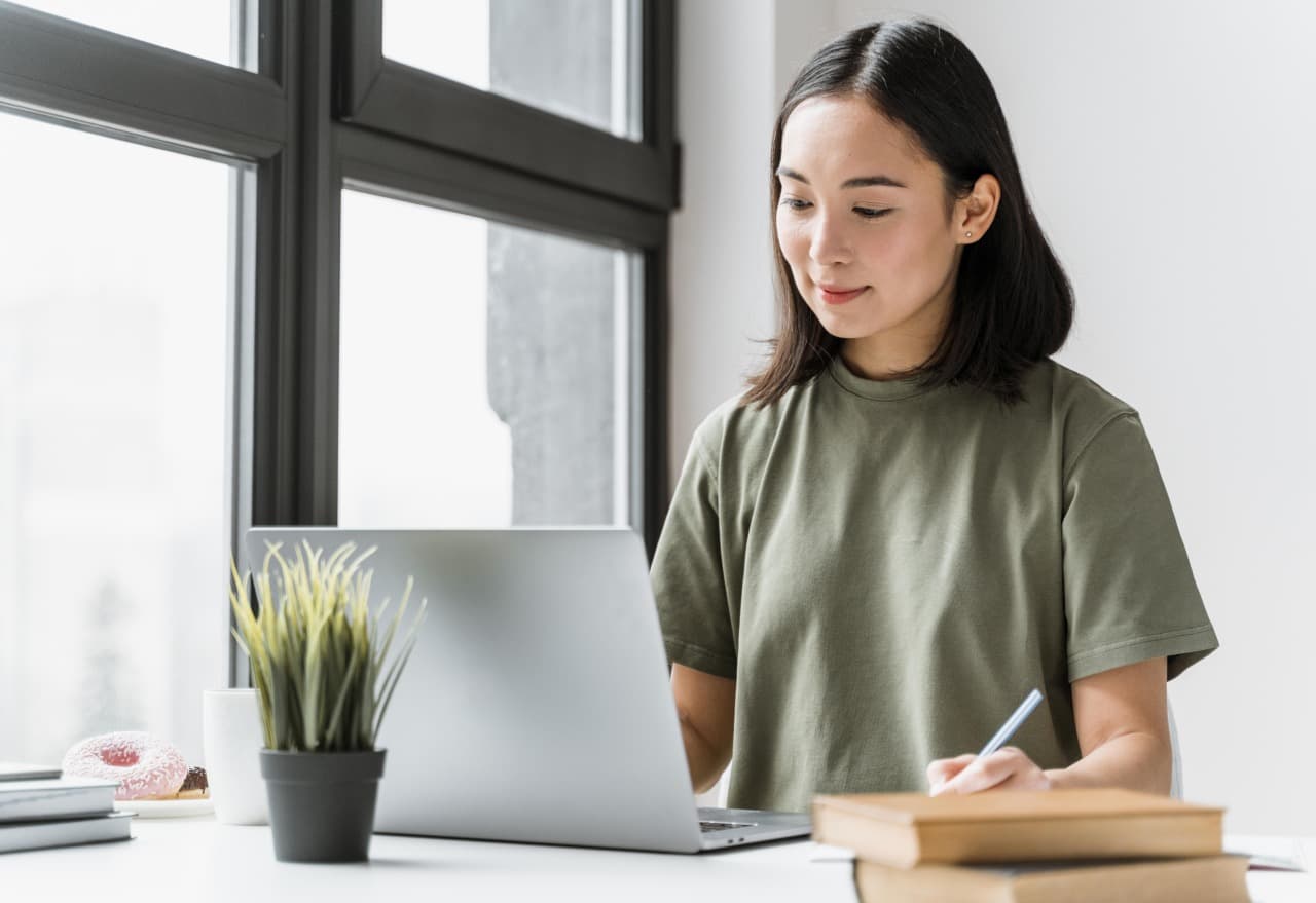 英語学習をしている女性